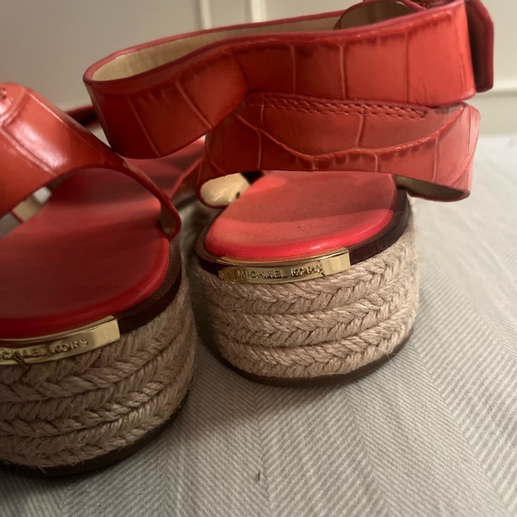 Michael Kors coral/salmon platform sandals with ankle strap - Picture 2 of 3